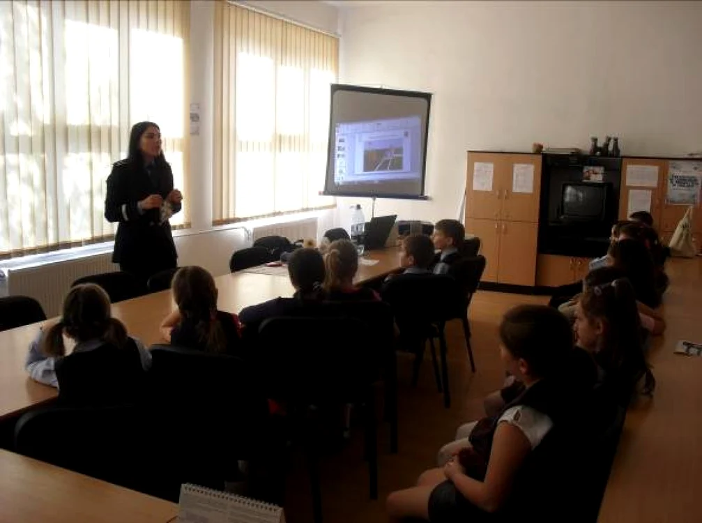 Elevii vor învăţa lucruri interesante de la poliţişti FOTO arhivă
