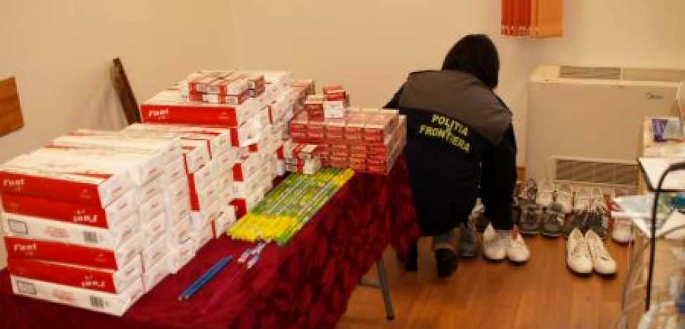 În urma unior percheziţii domiciliare, au fost confiscate ţigări, pantofi sport şi petarde