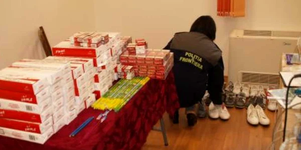 În urma unior percheziţii domiciliare, au fost confiscate ţigări, pantofi sport şi petarde