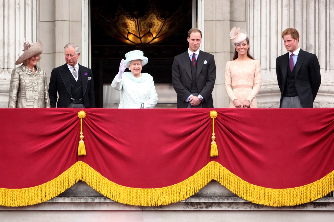 Camilla, Charles, Regina Elisabeta a II a, Prințul William, Kate și Prințul Harry, 2012 GettyImages 145757399 jpg