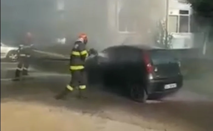 Pompierii au intervenit pentru stingerea incendiului