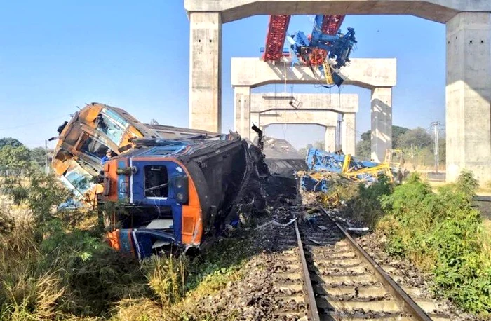 VIDEO Tragedie feroviară în Thailanda, după ce o macara s-a prăbușit peste un tren. Zeci de morți și răniți