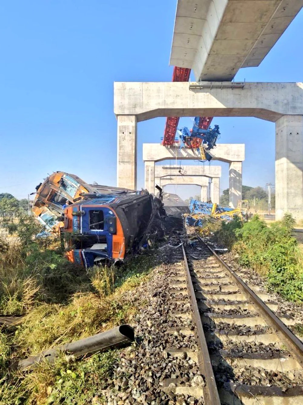 Tragedie feroviară în Thailanda, după ce o macara s-a prăbușit peste un tren. Zeci de morți și răniți