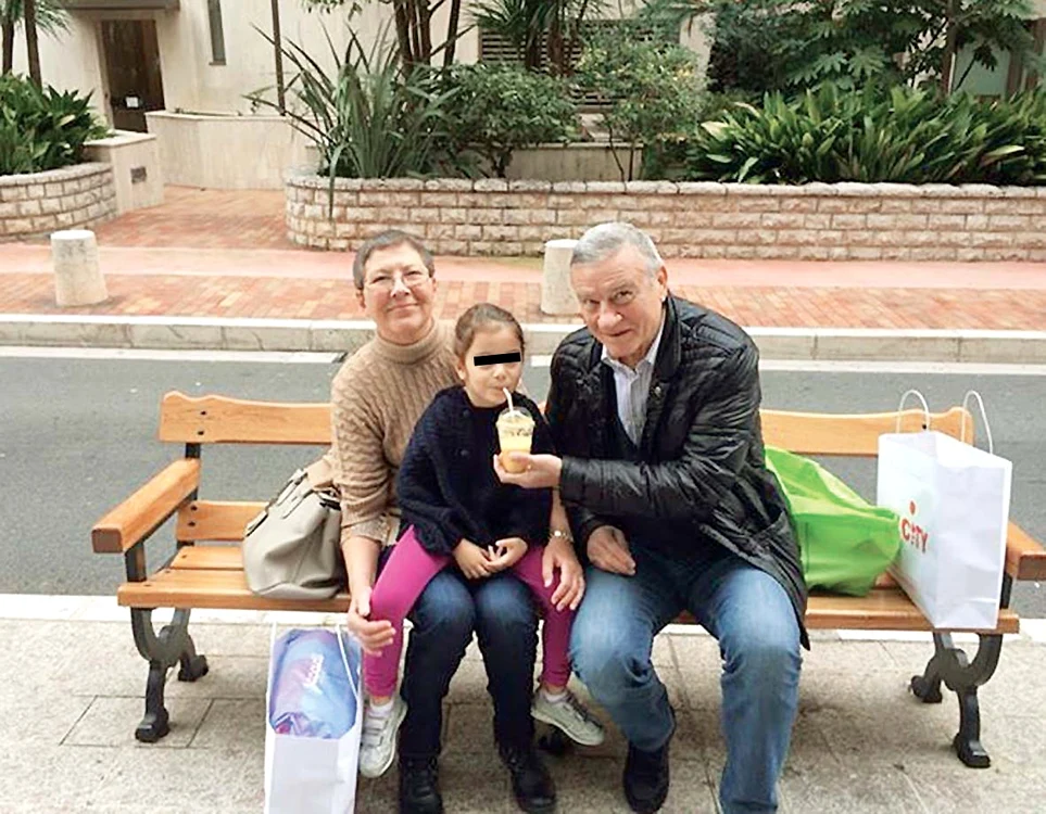 Mircea Sandu, alături de soţie şi nepoţica SimonaFoto: Facebook
