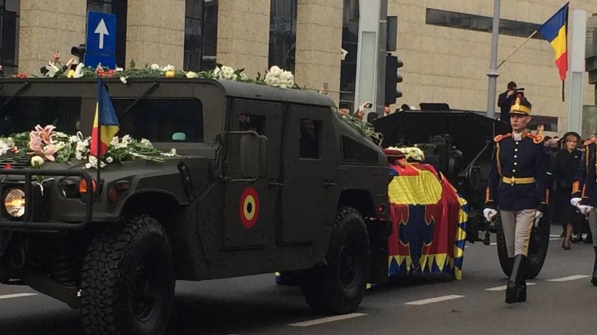 De ce a fost folosit un afet de tun pentru a transporta sicriul cu trupul neînsuflețit al Regelui Mihai I jpeg