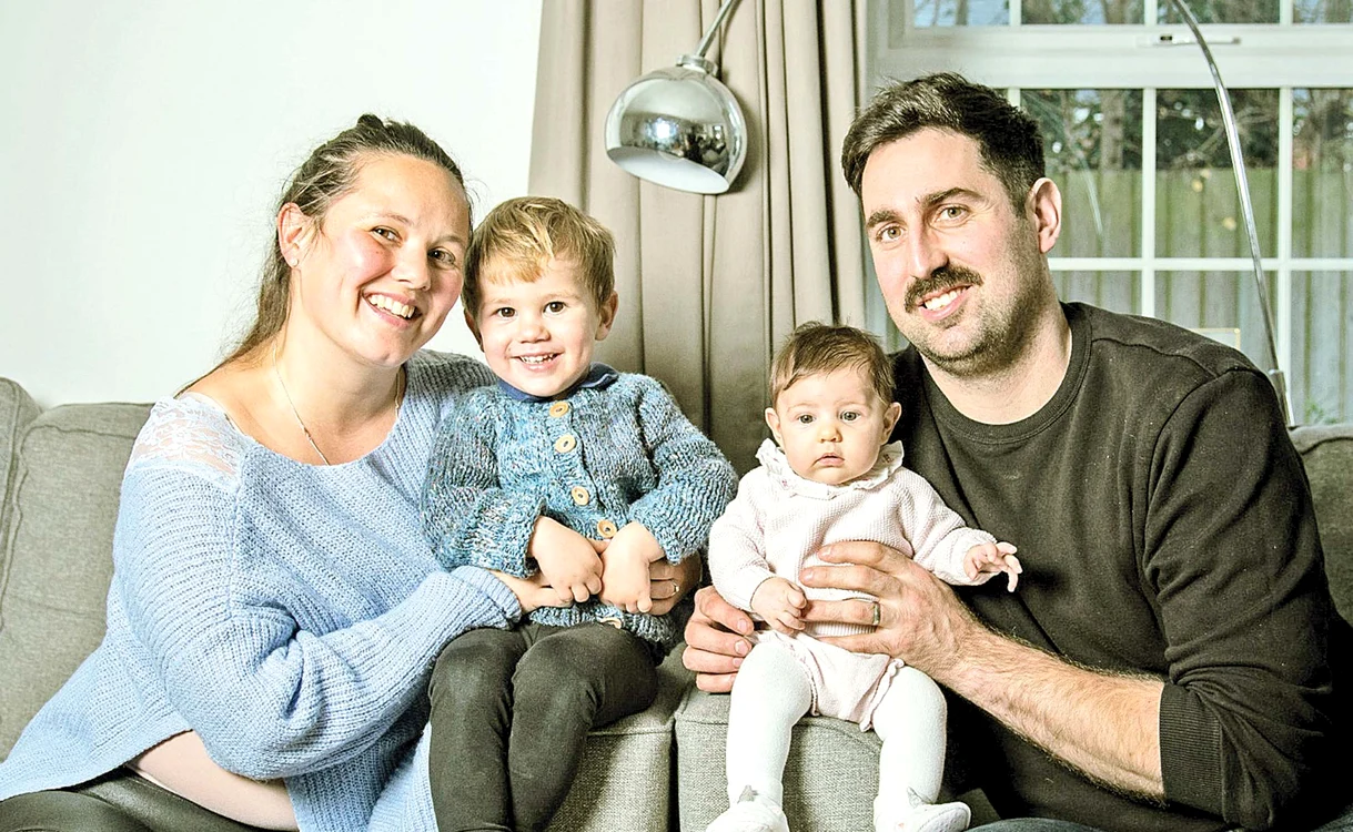 Karen şi James Marks, alături de gemenii Cameron, de 2 anişori, şi bebe Isabella, de doar două luni