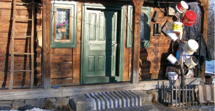 Localnicii lasă oalele la aerisit pe prispa casei