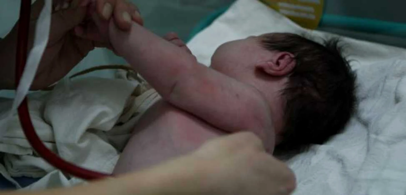 Bebeluşul se află internat la un spital din Iaşi FOTO: Adevărul