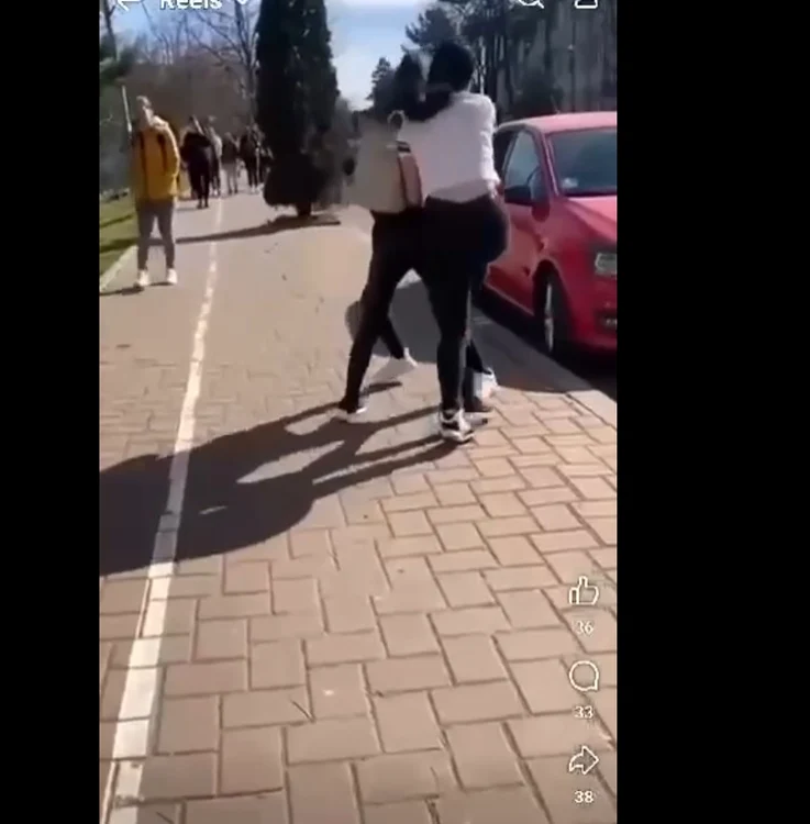 Tânăra a fost luată la bătaie în plină stradă FOTO captură video