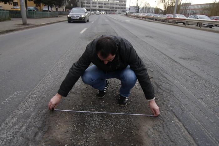 Una dintre gropile de pe strada Râului din Sibiu are laţime de 40 de cm şi o lungime de peste 1m (foto: A. Poenariu)