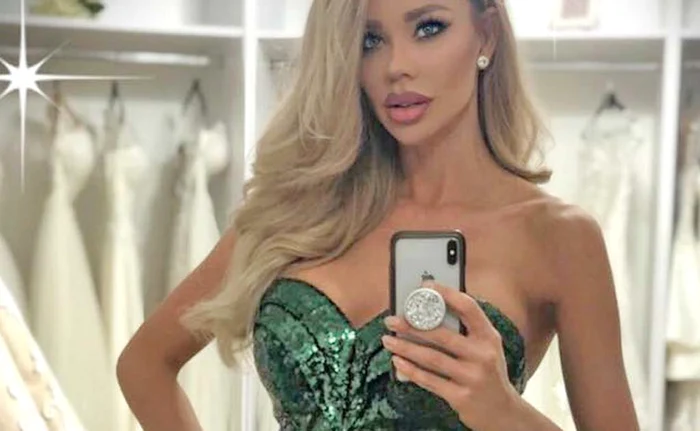 Simona Pătruleasa ne demonstrează că putem fi elegante și în rochii lungi. Preț: 2.800 lei