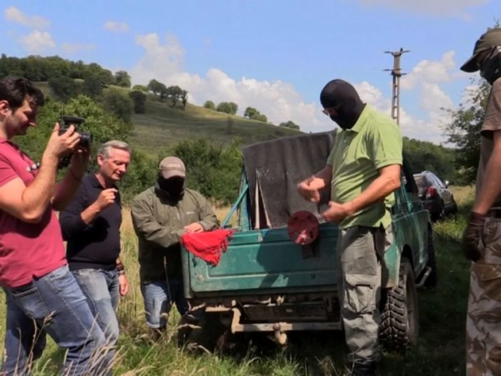 
    Jurnalistul britanic Stuart Ramsay, de la Sky News (stânga), i-a plătit pe așa-zișii traficanți de arme pentru se lăsa filmați pentru   