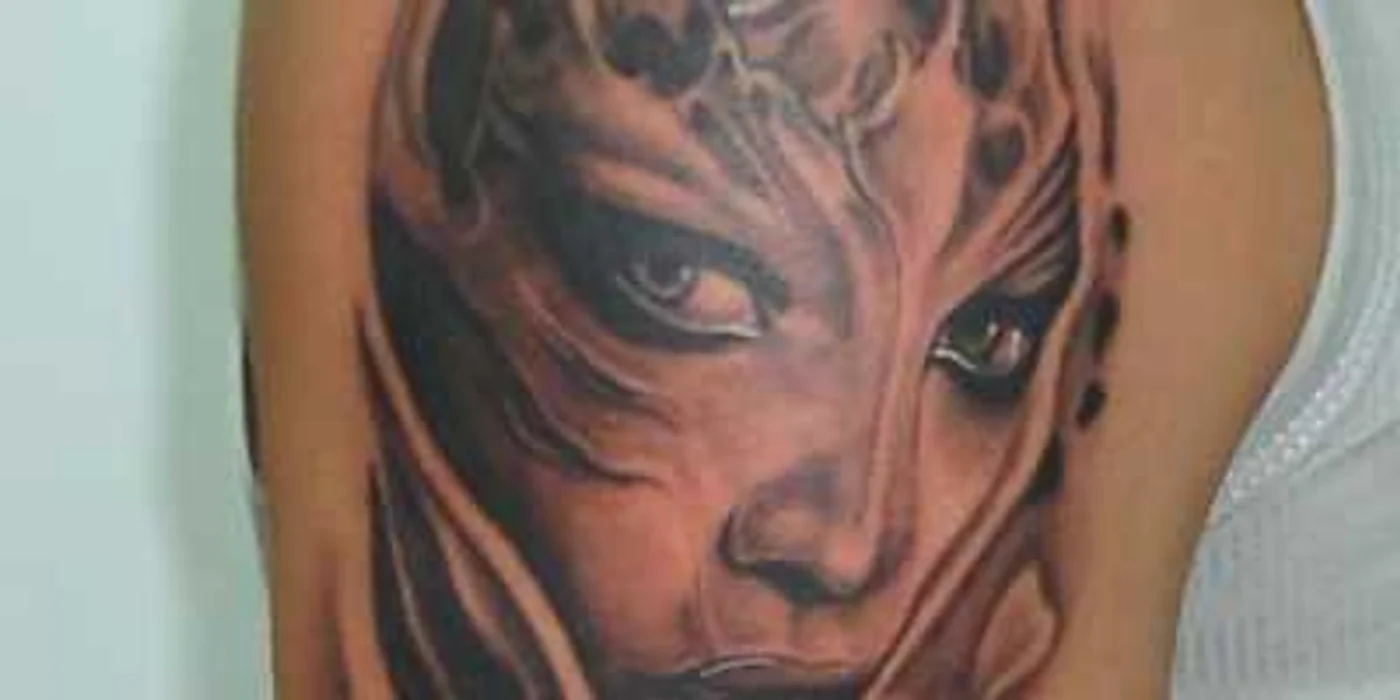 Tatuaj cu un personaj asemănător cu cele din "Avatar"