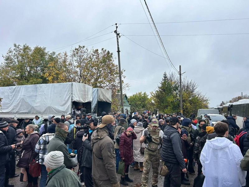 Primele imagini de la operațiunea umanitară din Oleşki. Civilii din orașul ocupat de ruși primesc ajutoare și pot fi evacuați
