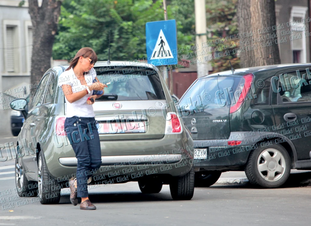Se asigură de mai multe ori că a închis şi armat bine maşina