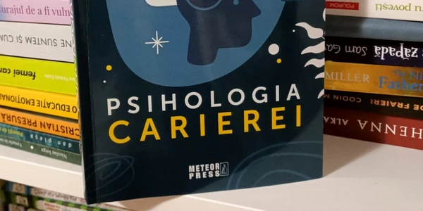 Coperta carte Valeria Negovan