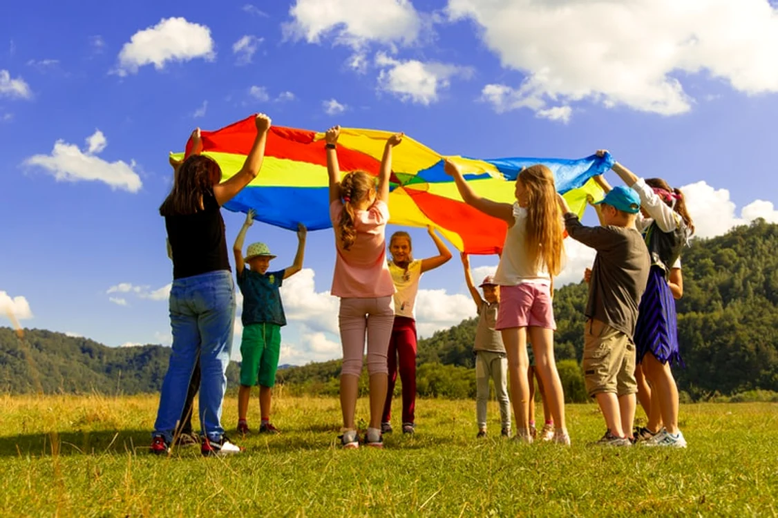 
    Copiii se joacă în aer liberFOTO: Unsplash.com  