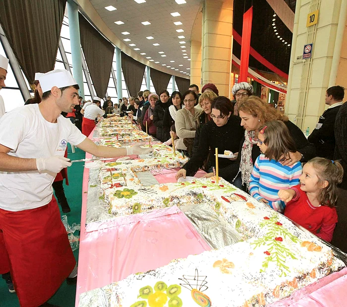 
    Oricine a vrut  a putut gusta  o felie de tort  