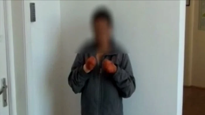 
    Ea şi-a pus pe mâini carton şi bandaje îmbibate în substanţe de culoare roşiatică  