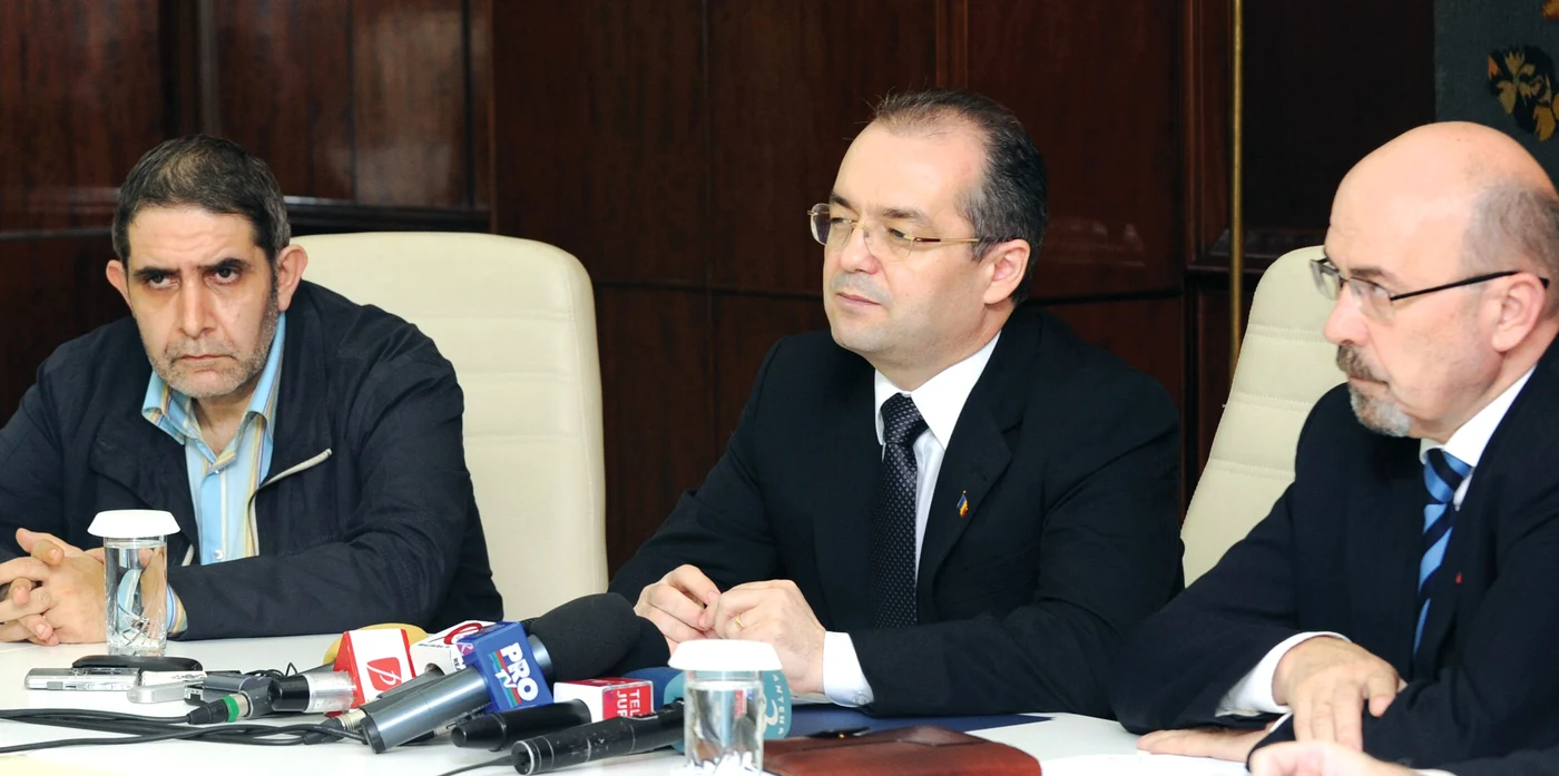 Varujan Pambuccian (stânga), liderul minorităţilor, şi Marko Bela (dreapta), şeful UDMR, n-au reuşit să-şi impună punctul de vedere în faţa premierului Emil Boc