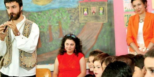 Herr Dan spune că experienţa acumulată în trecut, când a compus şi a interpretat muzică de scenă la un teatru, îl ajută să interacţioneze cu copiii