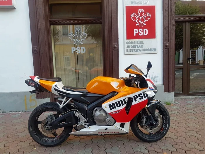 Motocicleta a fost parcată chiar în faţa sediului PSD Bistriţa-Năsăud FOTO: Arhivă Personală