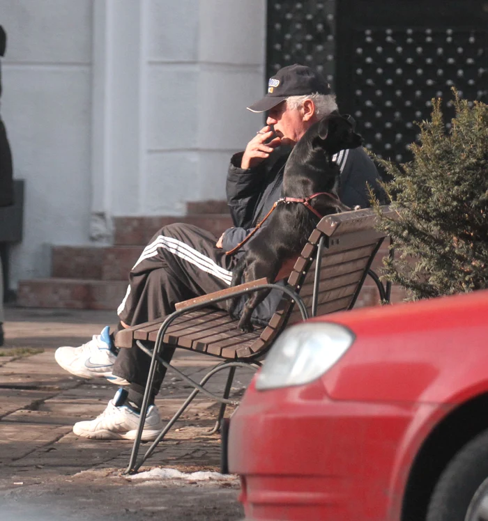 Szobi nu a renunţat la ţigări nici în perioada în care s-a îmbolnăvit (Sursă foto:Click)