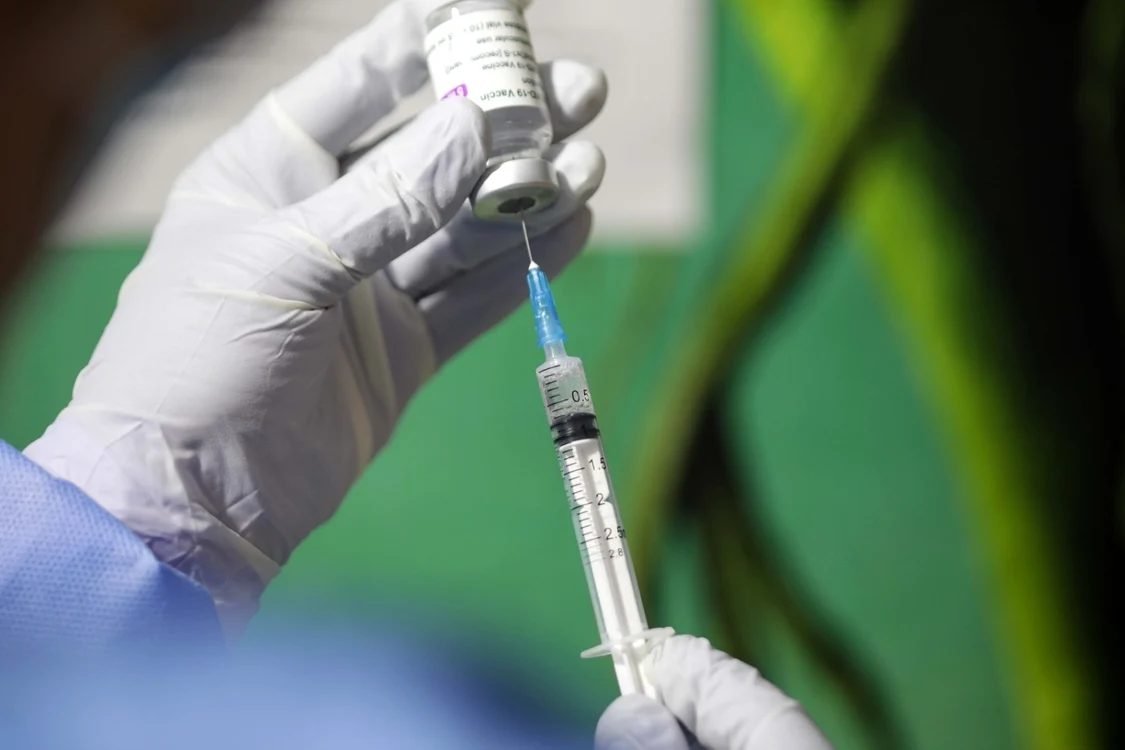 EMA a anunţat că a fost stabilită „o legătură posibilă între vaccinarea cu AstraZeneca şi cazuri foarte rare de cheaguri de sânge neobişnuite FOTO Inquam Photos / Octav Ganea