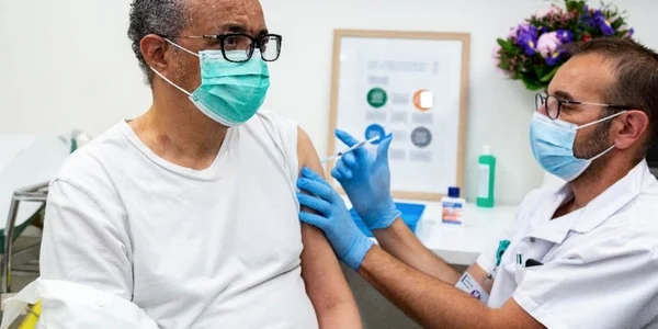 directorul general OMS vaccinat