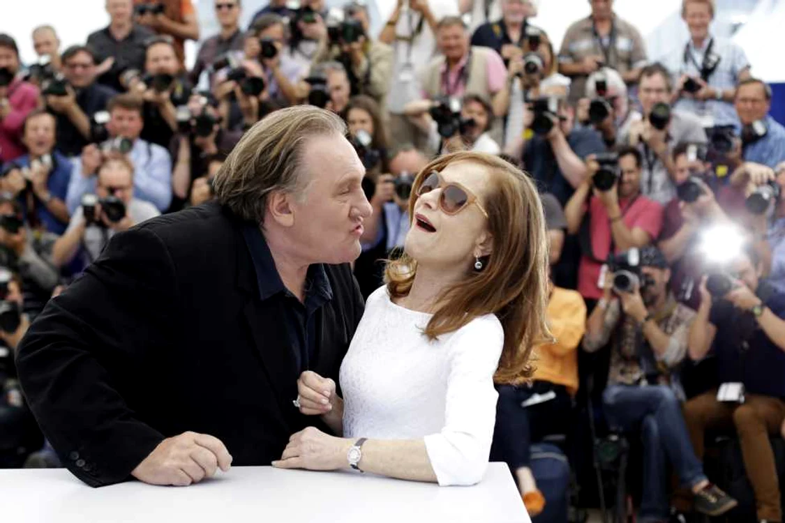 Gerard Depardieu, încearcând s-o sărute pe Isabelle Huppert, în timpul unei şedinţe foto