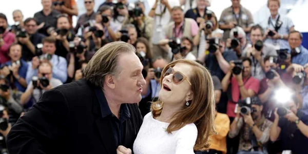 Actorul Gerard Depardieu încearcă s-o sărute pe actriţa Isabelle Huppert în timpul unei şedinţe foto de promovare a filmului Valley of Love  la festivalul internaţional de film Cannes în sudul Franţei FOTO AP