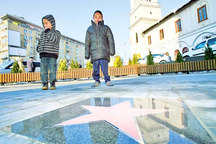 
    Aleea celebri- tăţilor se află  în spatele  magazinului  Cocor  