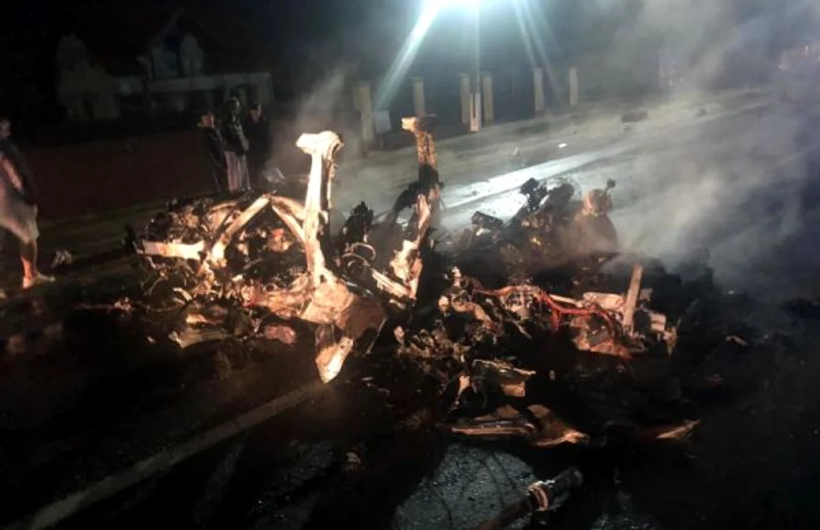 Din autoturismul Audi condus de şoferul care a intrat în depăşire n-au mai rămas decât câteva bucăţi de tablă arsă