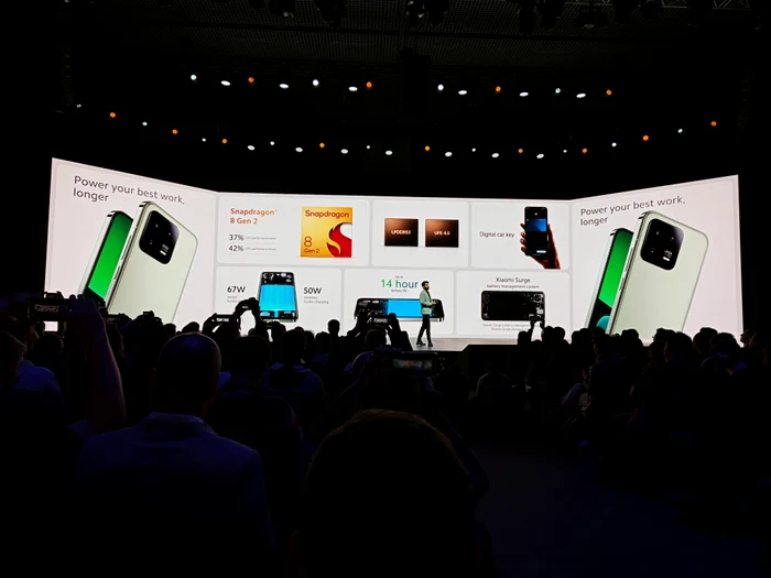 Prezentare baterie Xiaomi 13, fotografiat cu Xiaomi 13. FOTO Adrian Pogîngeanu