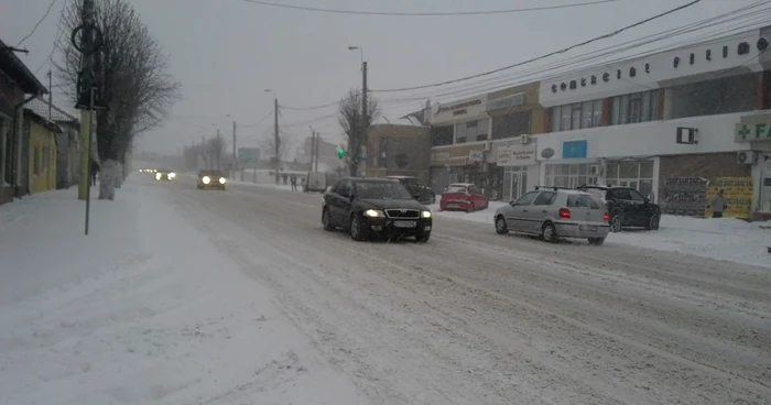 Pe Bulevardul Brătianu se circulă în condiţii de iarnă FOTO M.I.