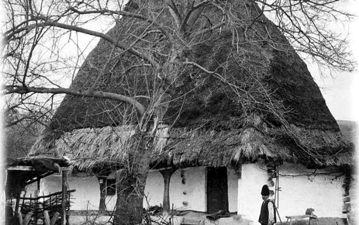Aşa arăta casa înainte de 1980 când încă era locuită, într-o fotografie făcută de fostul etnolog şi jurnalist Leontin Ghergariu FOTO wikipedia.org