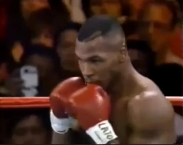 Un detaliu straniu a fost surprins în timpul meciului de box al lui Mike Tyson din 1995Foto Daily Mail