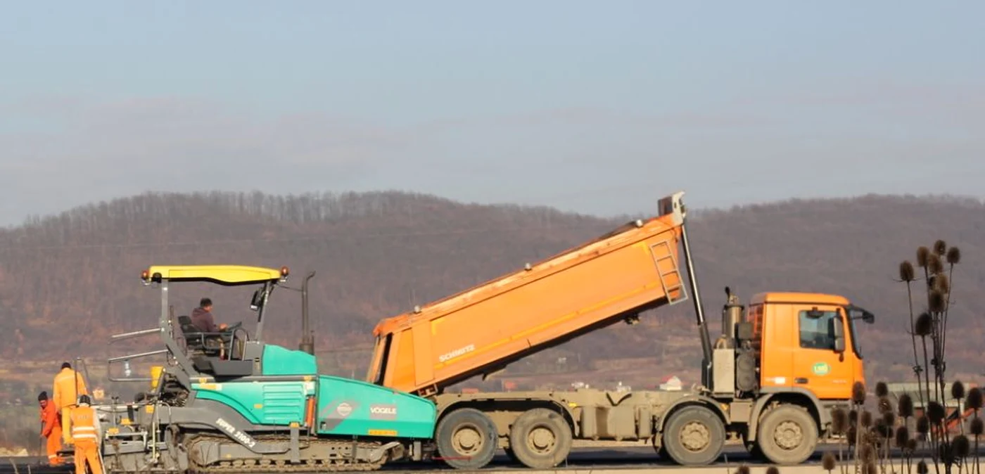 Lucrările la loturile 3 şi 4 din autostrada Deva - Lugoj sunt unul dintre cele mai importante proiecte derulate în judeţ. FOTO: Daniel Guţă. ADEVĂRUL.