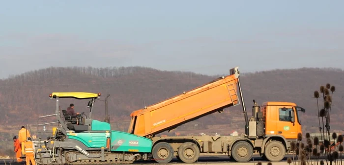 Lucrările la loturile 3 şi 4 din autostrada Deva - Lugoj sunt unul dintre cele mai importante proiecte derulate în judeţ. FOTO: Daniel Guţă. ADEVĂRUL.