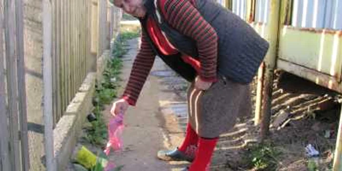 Localnicii sunt nevoiţi să suporte pe lângă gălăgie şi mizeria lăsată de băieţaşii de cartier