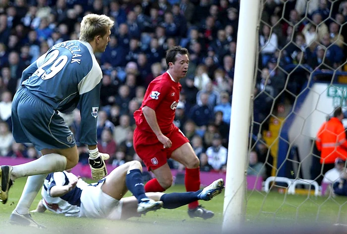Robbie Fowler înscrie un nou gol pentru Liverpool (FOTO: EPA)