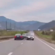 un sofer a efectuat o depasire riscanta foto captura video facebook png