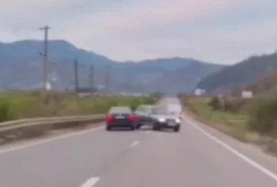 un sofer a efectuat o depasire riscanta foto captura video facebook png