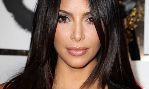 Kim Kardashian, de negru pana corbului, la blond platinat jpeg