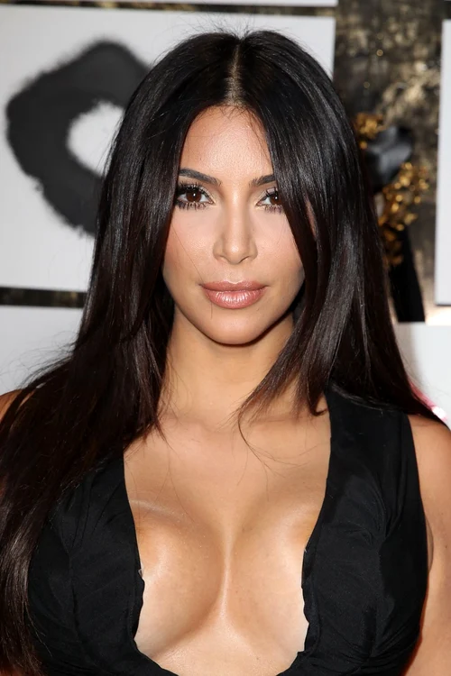Kim Kardashian, de negru pana corbului, la blond platinat
