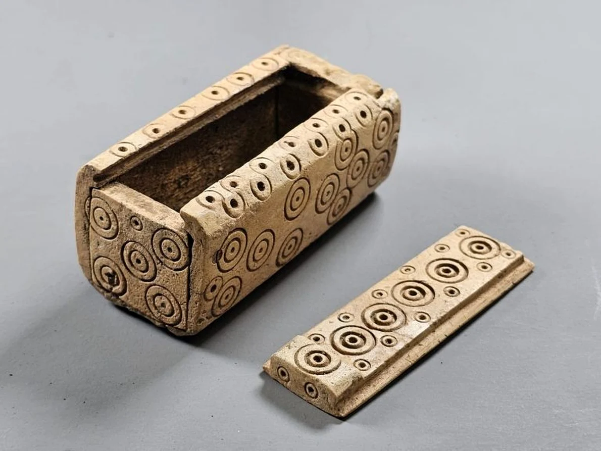 O cutie din os „extraordinară”, descoperită  mormântul unei tinere femei din epoca romană  târzie (© Wychavon District Council)