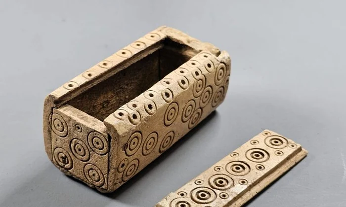 O cutie din os „extraordinară”, descoperită  mormântul unei tinere femei din epoca romană  târzie (© Wychavon District Council)