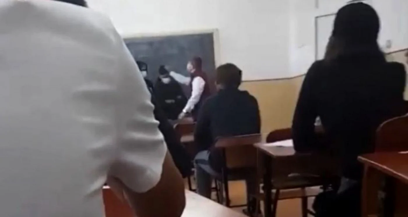 Elevul a fost lovit de profesoară în faţa colegilor FOTO Captură video Facebook/Ştiri Olteniţa