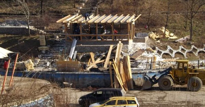 Muncitorii de la firma lui Bădescu desfac un chioş din Parcul Aluniş FOTO Corina Macavei