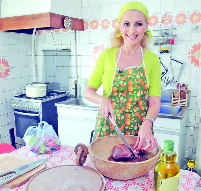 În general, în casă găteşte Dana, bona fetiţei Luanei, dar de multe ori îi place şi ei să pregătească mese pentru prieteni. Atunci o ajută mama, Liliana, de 70 de ani